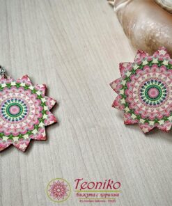 Ръчно изработени обеци от дърво Слънце Мандала в розово и зелено