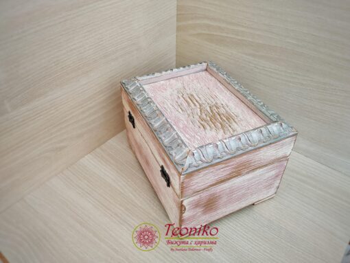 Ръчно изработена розова кутия за бижута