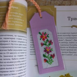 Книгоразделител с бродерия на цветя