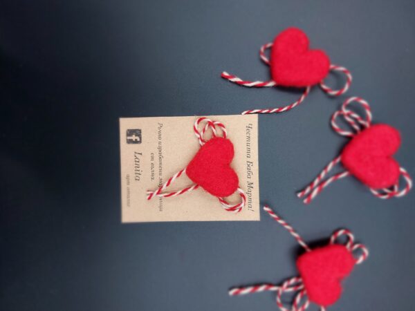 Мартеница брошка "Сърце"