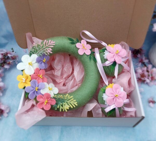 Комплект венец и великденски яйца в зелено