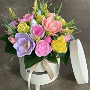 Кутия с чекмедже и цветя от сапун