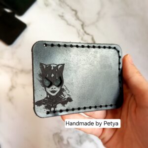 Калъф за лична карта с лика на жената Котка за новата лична карта