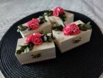 Дървени кутийки с декорация от декоративен мъх и хартиени цветя