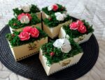 Дървени кутийки с декорация от декоративен мъх и хартиени цветя