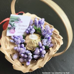 Кошница с цветя, картичка и бонбонка