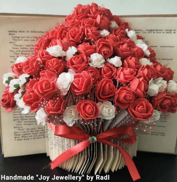 Букет в книга