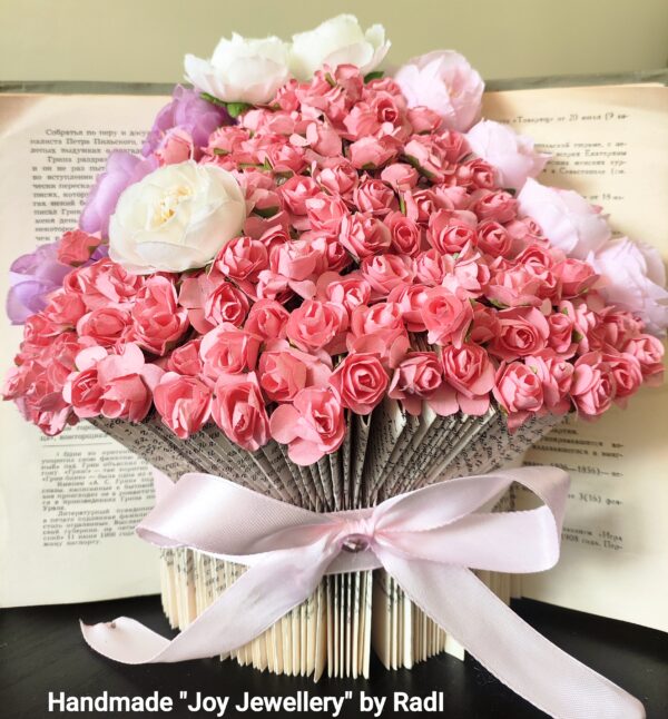 Букет в книга